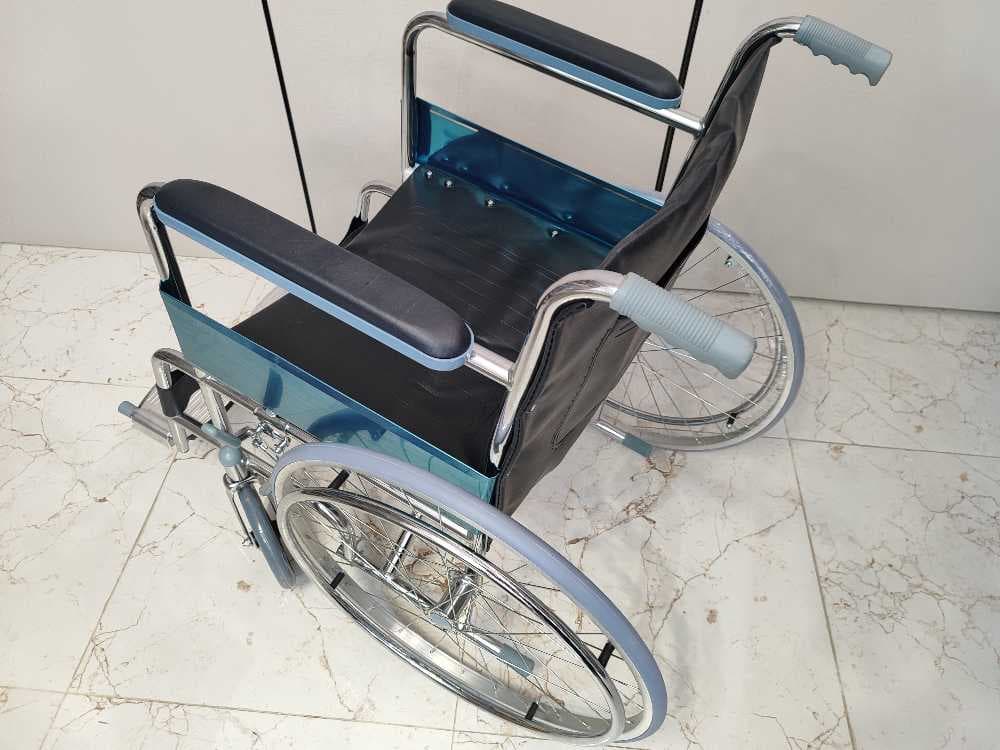 كرسي متحرك ستيلس ستيل لماع وجلد متين
